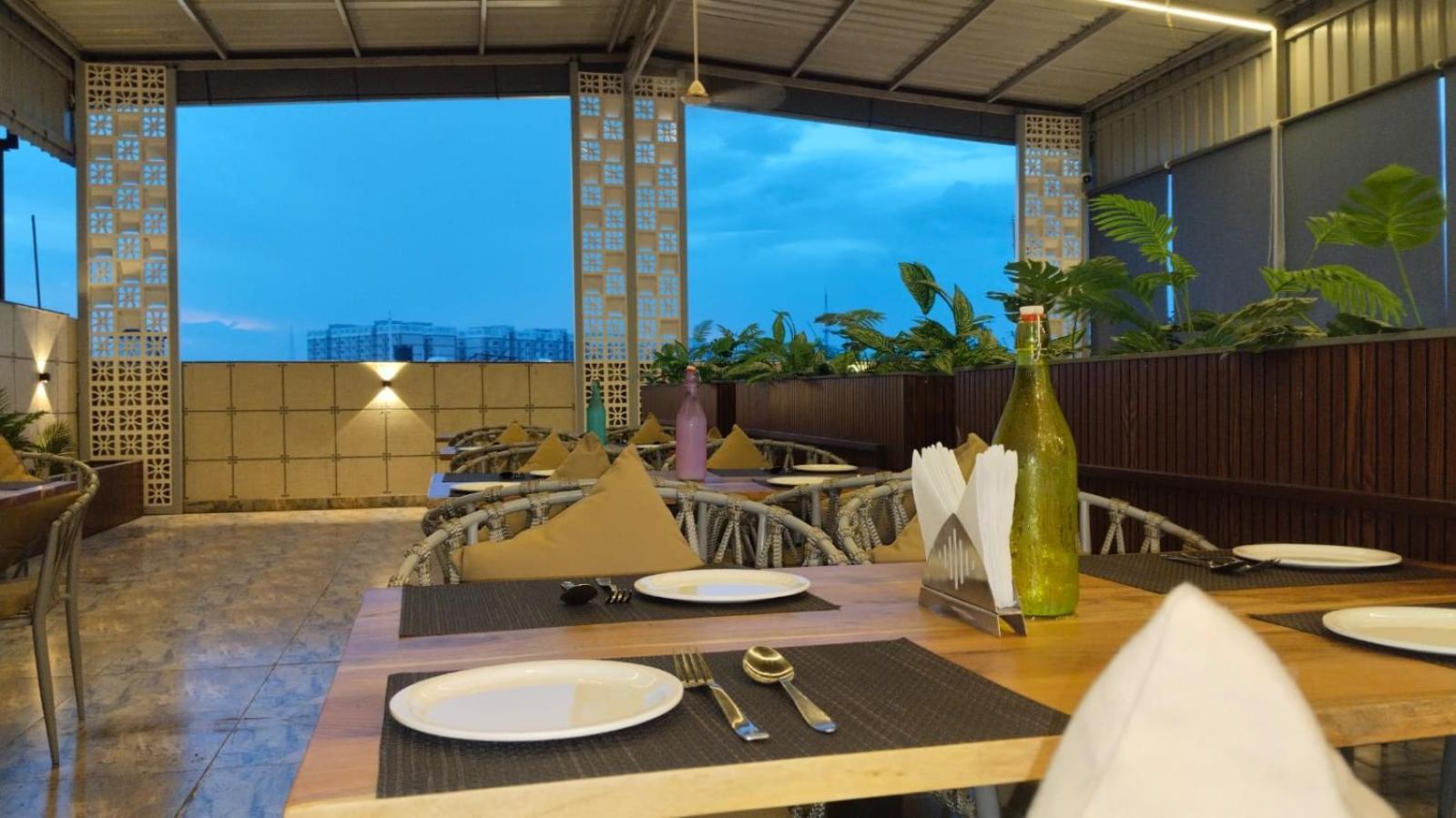 Hotel Eleven Heights Bhopal Exterior foto